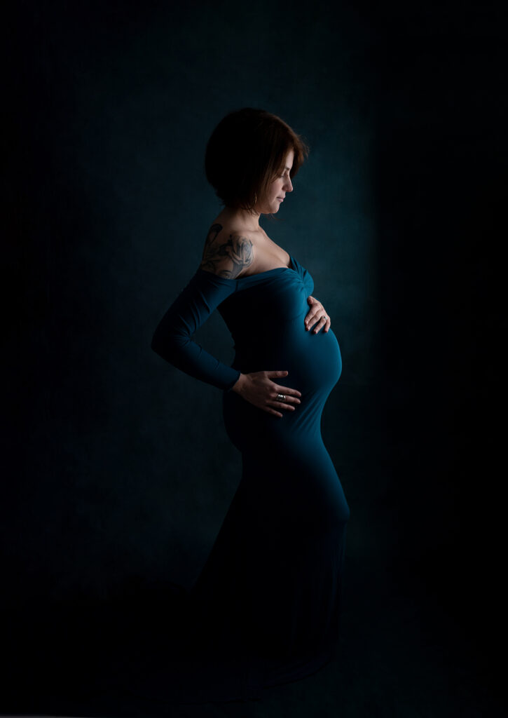 Future maman robe bleue sur fond noir shooting femme enceinte à Houilles photographe grossesse Houilles photographe grossesse Sartrouville photographe grossesse Carrières-sur-Seine photographe grossesse Montesson photographe grossesse Chatou photographe grossesse Rueil-Malmaison photographe grossesse Yvelines photographe grossesse Versailles photographe grossesse nanterre photographe grossesse Hauts de Seine photographe grossesse Val d'Oise photographe grossesse Paris shooting femme enceinte Houilles