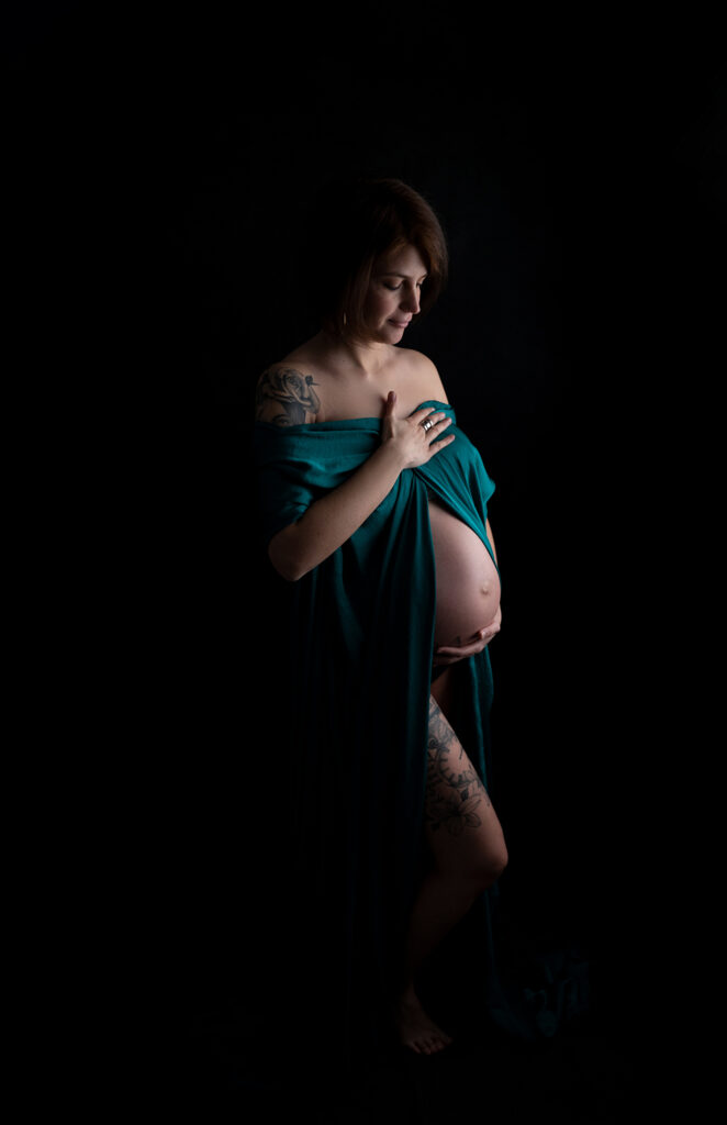 Future maman voile en soie sur fond noir shooting femme enceinte à Houilles photographe grossesse Houilles photographe grossesse Sartrouville photographe grossesse Carrières-sur-Seine photographe grossesse Montesson photographe grossesse Chatou photographe grossesse Rueil-Malmaison photographe grossesse Yvelines photographe grossesse Versailles photographe grossesse nanterre photographe grossesse Hauts de Seine photographe grossesse Val d'Oise photographe grossesse Paris shooting femme enceinte Houilles