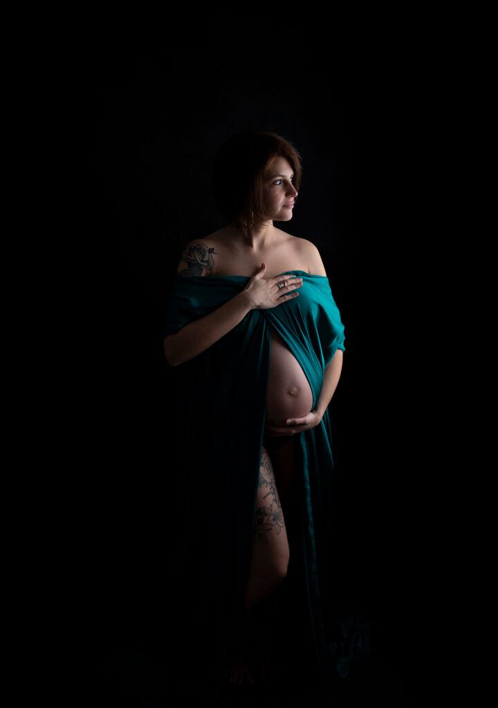 Future maman voile en soie sur fond noir shooting femme enceinte à Houilles photographe grossesse Houilles photographe grossesse Sartrouville photographe grossesse Carrières-sur-Seine photographe grossesse Montesson photographe grossesse Chatou photographe grossesse Rueil-Malmaison photographe grossesse Yvelines photographe grossesse Versailles photographe grossesse nanterre photographe grossesse Hauts de Seine photographe grossesse Val d'Oise photographe grossesse Paris shooting femme enceinte Houilles