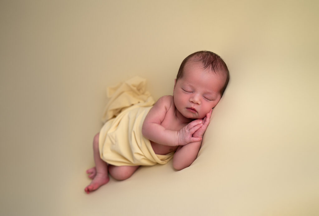 Bébé endormi sur fond jaune photographe nouveau-né Houilles photographe naissance Houilles photographe naissance carrières-sur-seine photographe naissance sartrouville photographe naissance chatou photographe naissance yvelines photographe naissance versailles photographe naissance ile-de-france photographe naissance paris