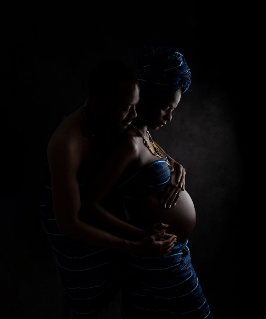 couple de futurs parents sur fond noir photographe grossesse Houilles shooting grossesse Houilles photographe grossesse Carrières-sur-Seine photographe grossesse Sartrouville photographe grossesse chatou photographe grossesse Montesson photographe grossesse Maisons Laffitte photographe grossesse Versailles photographe grossesse yvelines photographe grossesse Paris