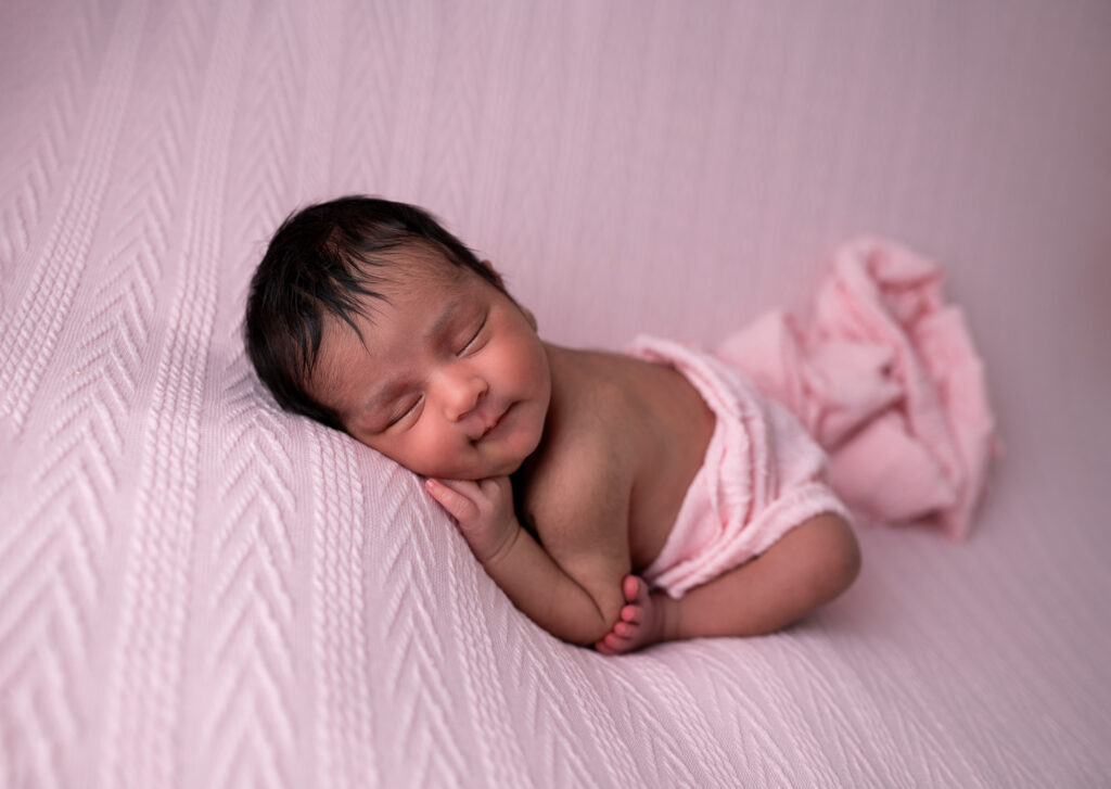 nouveau-né endormie fond rose photographe naissance Houilles photographe naissance la Défense photographe Houilles photographe Versailles photographe Rueil-Malmaison photographe Chatou photographe Yvelines photographe Ile-de-France photographe naissance Yvelines photographe nouveau-né Yvelines photographe bébé Yvelines