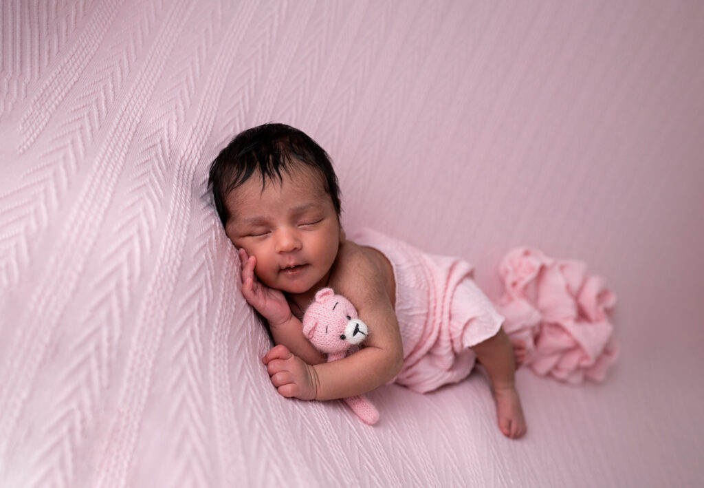 nouveau-né endormie fond rose photographe naissance Houilles photographe naissance la Défense photographe Houilles photographe Versailles photographe Rueil-Malmaison photographe Chatou photographe Yvelines photographe Ile-de-France photographe naissance Yvelines photographe nouveau-né Yvelines photographe bébé Yvelines