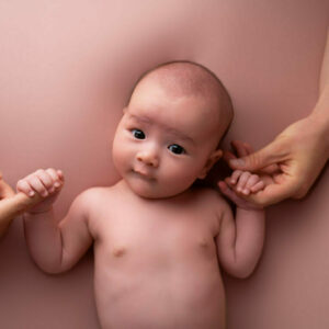 confort et bien-être de votre bébé bébé qui tient les mains de ses parents photographe naissance Houilles photographe naissance la Défense photographe Houilles photographe Versailles photographe Rueil-Malmaison photographe Chatou photographe Yvelines photographe Ile-de-France