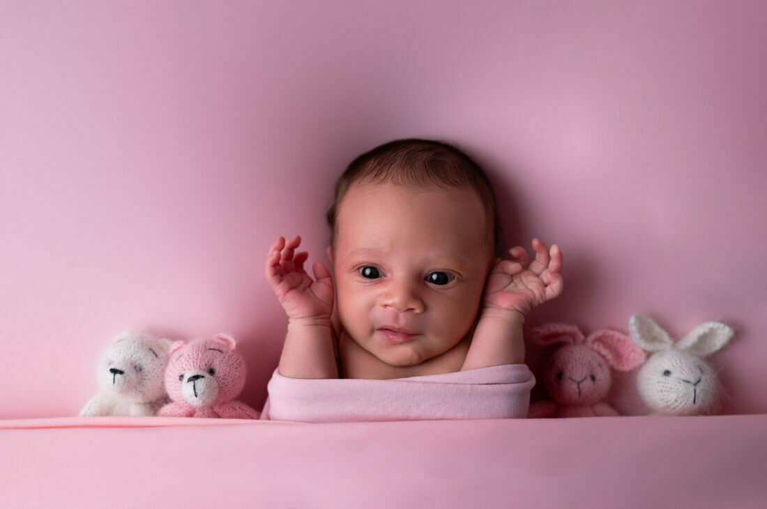 bébé éveillé mains en l'air doudous photographe naissance Houilles photographe naissance la Défense photographe Houilles photographe Versailles photographe Rueil-Malmaison photographe Chatou photographe Yvelines photographe Ile-de-France