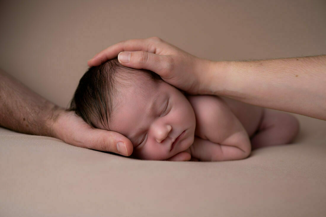 nouveau-né dans les mains de ses parents photographe naissance Houilles photographe naissance la Défense photographe Houilles photographe Versailles photographe Rueil-Malmaison photographe Chatou photographe Yvelines photographe Ile-de-France