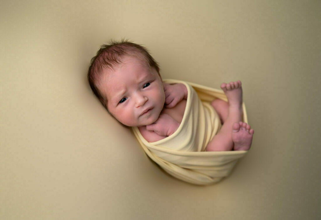 nouveau-né dans les mains de ses parents photographe naissance Houilles photographe naissance la Défense photographe Houilles photographe Versailles photographe Rueil-Malmaison photographe Chatou photographe Yvelines photographe Ile-de-France