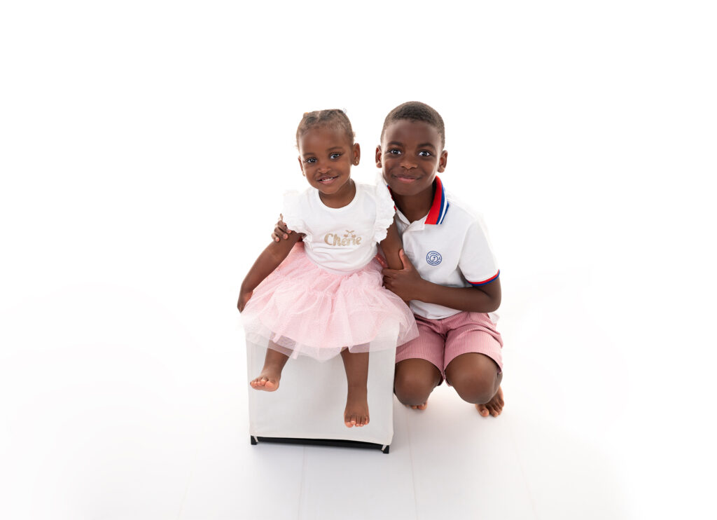 Frère et soeur sur fond blanc photographe enfants Houilles shooting enfants Houilles photographe enfants Yvelines shooting enfants Yvelines