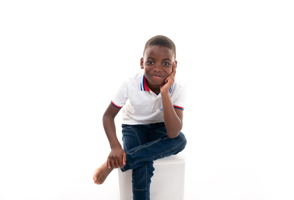 Garçon assis sur un cube sur fond blanc photographe enfants Houilles shooting enfants Houilles photographe enfants Yvelines shooting enfants Yvelines