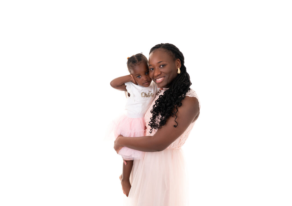 Mère et fille câlin shooting famille Houilles shooting famille Yvelines séance photo famille Houilles séance photo famille Yvelines