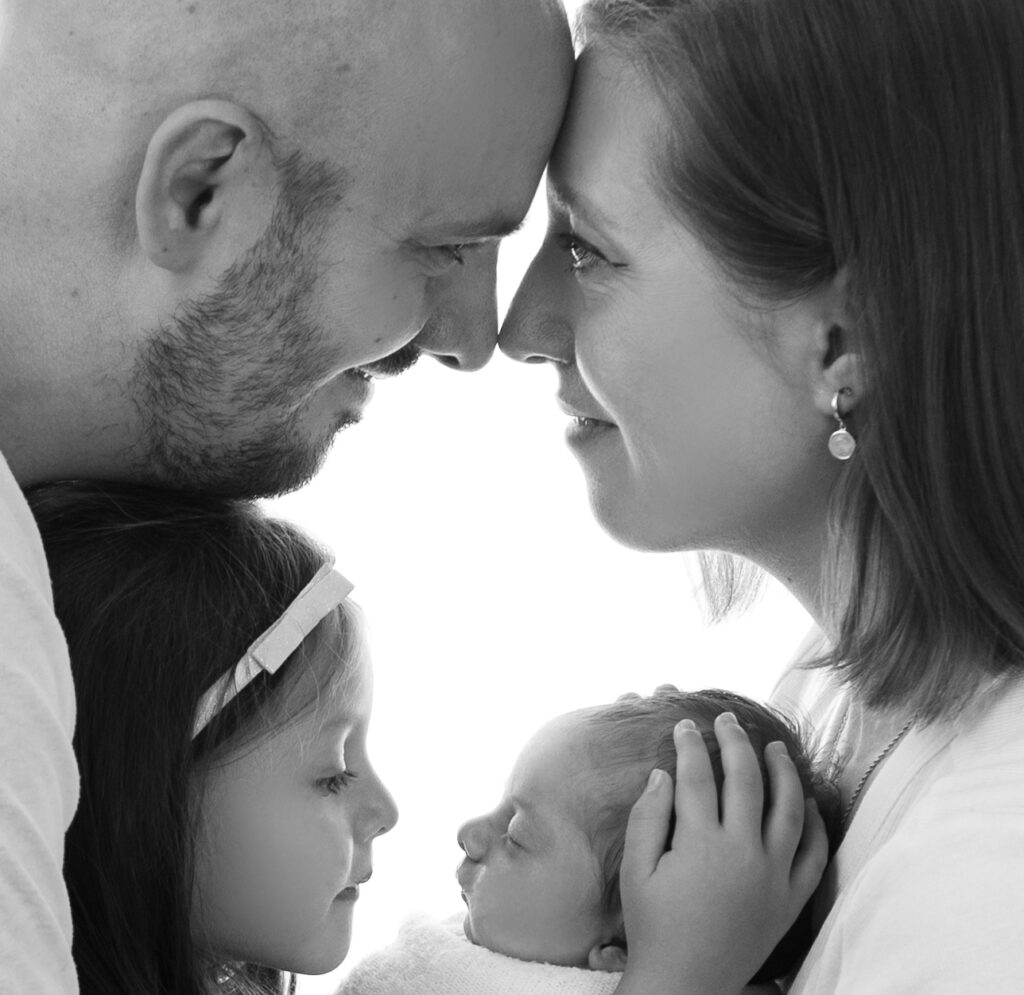 famille de profil autour de leur bébé nouveau-né photographe naissance Houilles photographe naissance la Défense photographe Houilles photographe Versailles photographe Rueil-Malmaison photographe Chatou photographe Yvelines photographe Ile-de-France photographe naissance Yvelines photographe nouveau-né Yvelines photographe bébé Yvelines