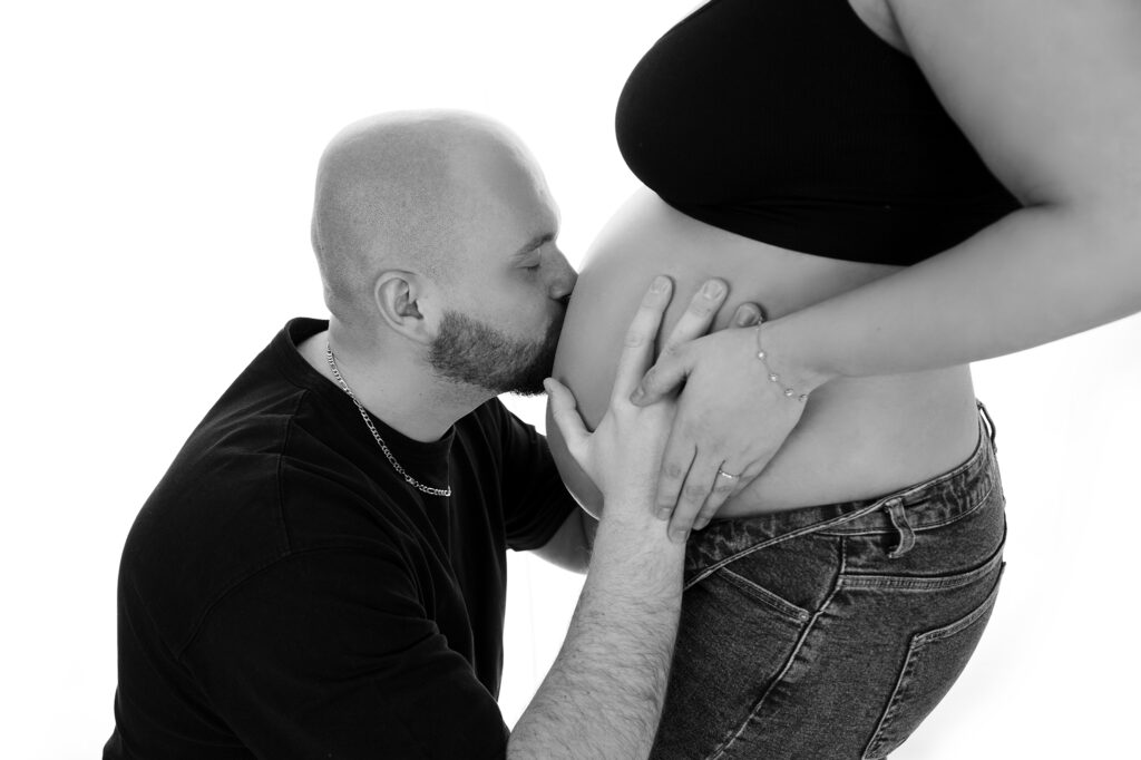 Futur papa bisou ventre photographe grossesse houilles shooting grossesse houilles photographe grossesse carrières-sur-seine photographe grossesse sartrouville photographe grossesse chatou photographe grossesse maisons-laffitte photographe grossesse le vésinet photographe grossesse bougival photographe grossesse nanterre photographe grossesse la garenne-colombes photographe grossesse yvelines photographe grossesse hauts de seine photographe grossesse val d'oise photographe grossesse ile-de-france photographe grossesse paris