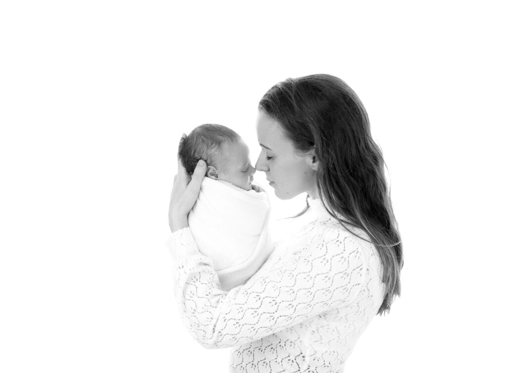 maman tenant son nouveau-né dans les bras. Photographe famille Houilles photographe famille Yvelines photographe famille Versailles photographe famille Carrières sur Seine photographe famille Hauts de Seine photographe famille Chatou photographe famille Montesson photographe famille Rueil-Malmaison photographe famille Nanterre photographe famille Le Vésinet photographe famille Sartrouville