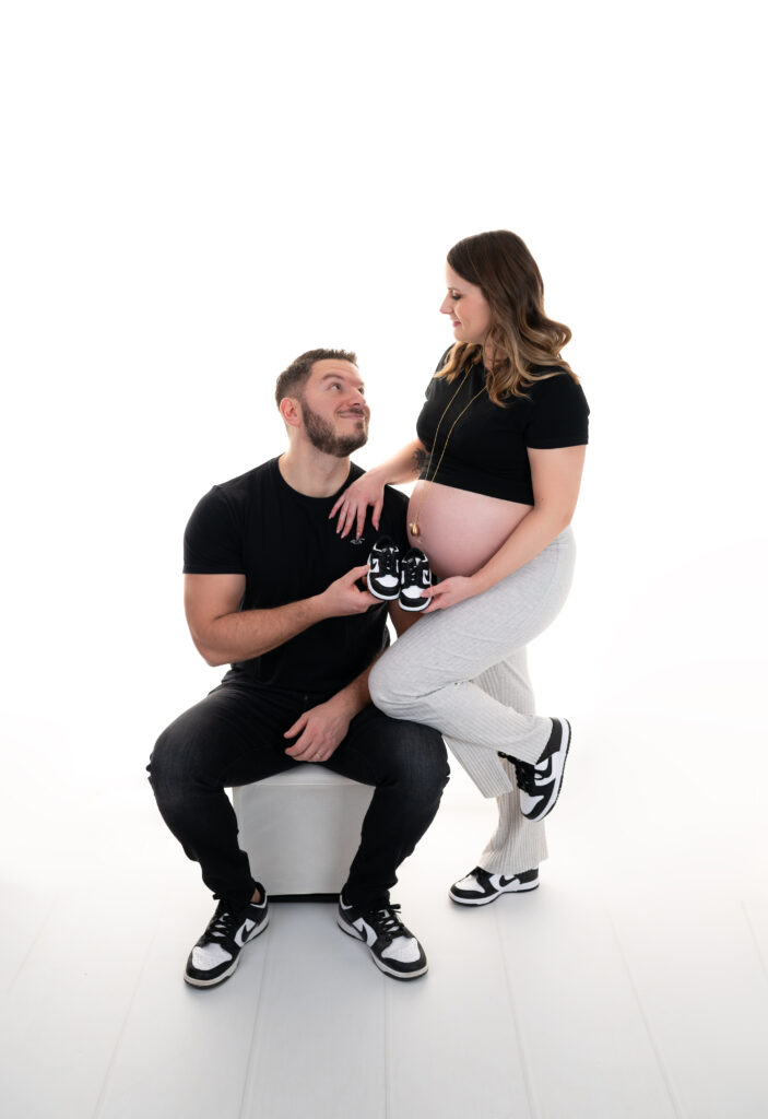 Couple de futurs parents tenues assorties Dunk photographe grossesse houilles shooting grossesse houilles photographe grossesse carrières-sur-seine photographe grossesse sartrouville photographe grossesse chatou photographe grossesse maisons-laffitte photographe grossesse le vésinet photographe grossesse bougival photographe grossesse nanterre photographe grossesse la garenne-colombes photographe grossesse yvelines photographe grossesse hauts de seine photographe grossesse val d'oise photographe grossesse ile-de-france photographe grossesse paris