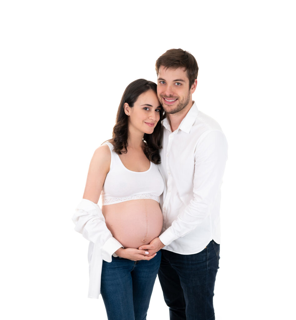 Couple de futurs parents fond blanc impliquer le papa photographe grossesse houilles shooting grossesse houilles photographe grossesse carrières-sur-seine photographe grossesse sartrouville photographe grossesse chatou photographe grossesse maisons-laffitte photographe grossesse le vésinet photographe grossesse bougival photographe grossesse nanterre photographe grossesse la garenne-colombes photographe grossesse yvelines photographe grossesse hauts de seine photographe grossesse val d'oise photographe grossesse ile-de-france photographe grossesse paris