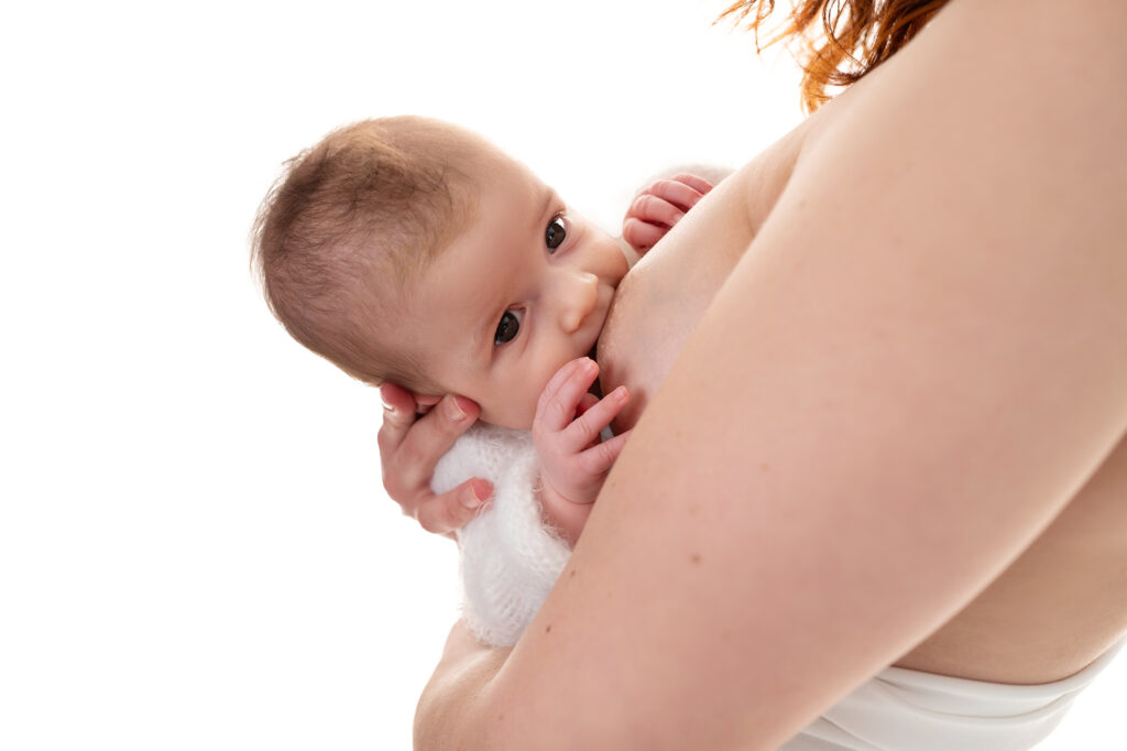 Gros plan d'un bébé allaité regard objectif Future maman qui allaite son bébé séance photo allaitement Houilles séance photo allaitement Yvelines séance photo allaitement Ile de France séance photo allaitement Paris photographe bébé Houilles photographe bébé Yvelines photographe bébé 78 photographe bébé Hauts de Seine photographe bébé Val d'Oise photographe bébé Paris
