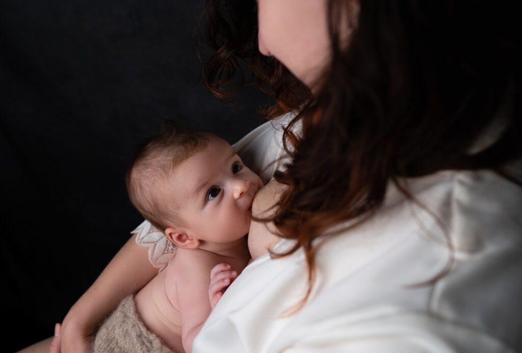 Petite fille de deux ans allaitée photographe bébé Houilles photographe bébé Carrières-sur-Seine photographe bébé Yvelines photographe bébé Hauts-de-Seine photographe bébé Ile-de-France photographe bébé Paris séance photo bébé et allaitement photographe bébé Chatou photographe bébé Le Vésinet photographe bébé Rueil-Malmaison photographe bébé Nanterre