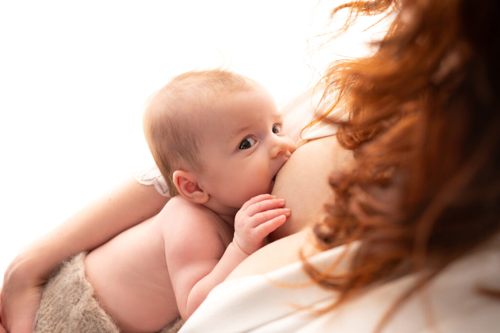 Gros plan bébé allaité allaitement moment tendre et naturel Future maman qui allaite son bébé séance photo allaitement Houilles séance photo allaitement Yvelines séance photo allaitement Ile de France séance photo allaitement Paris photographe bébé Houilles photographe bébé Yvelines photographe bébé 78 photographe bébé Hauts de Seine photographe bébé Val d'Oise photographe bébé Paris