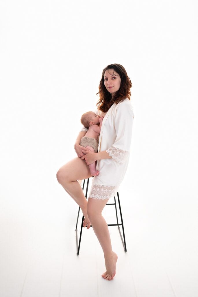 Future maman qui allaite son bébé un moment tendre et naturel séance photo allaitement Houilles séance photo allaitement Yvelines séance photo allaitement Ile de France séance photo allaitement Paris photographe bébé Houilles photographe bébé Yvelines photographe bébé 78 photographe bébé Hauts de Seine photographe bébé Val d'Oise photographe bébé Paris