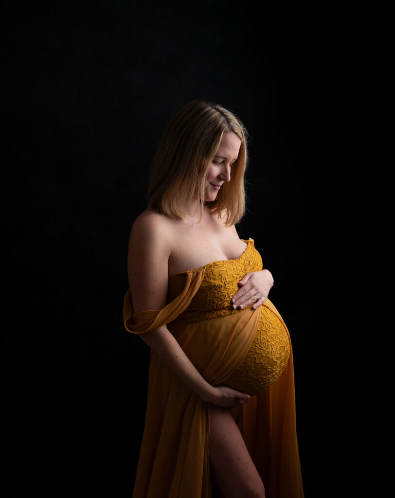 Future maman regard ventre shooting grossesse Houilles shooting grossesse Yvelines shooting grossesse Ile de France shooting grossesse Paris photographe grossesse Houilles photographe grossesse Yvelines photographe grossesse Ile de France photographe grossesse Paris