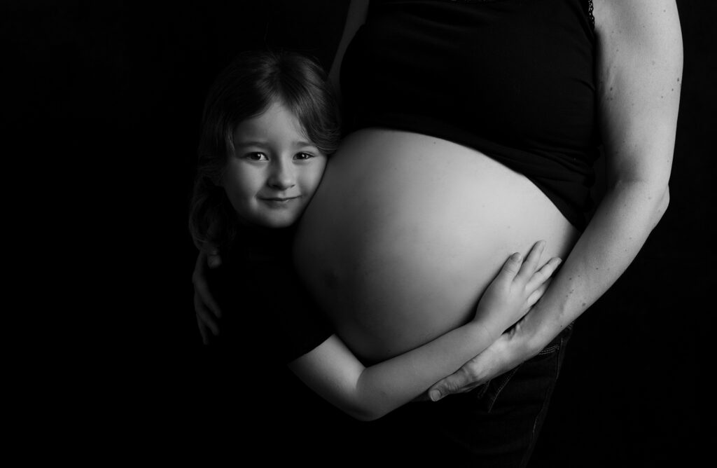 Future grande sœur câlin ventre shooting grossesse Houilles shooting grossesse Yvelines shooting grossesse Ile de France shooting grossesse Paris photographe grossesse Houilles photographe grossesse Yvelines photographe grossesse Ile de France photographe grossesse Paris