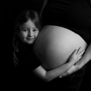 Grande soeur qui fait un calin à son futur petit frère dans le ventre de sa maman photographe grossesse houilles shooting grossesse houilles photographe grossesse carrières-sur-seine photographe grossesse sartrouville photographe grossesse chatou photographe grossesse maisons-laffitte photographe grossesse le vésinet photographe grossesse bougival photographe grossesse nanterre photographe grossesse la garenne-colombes photographe grossesse yvelines photographe grossesse hauts de seine photographe grossesse val d'oise photographe grossesse ile-de-france photographe grossesse paris