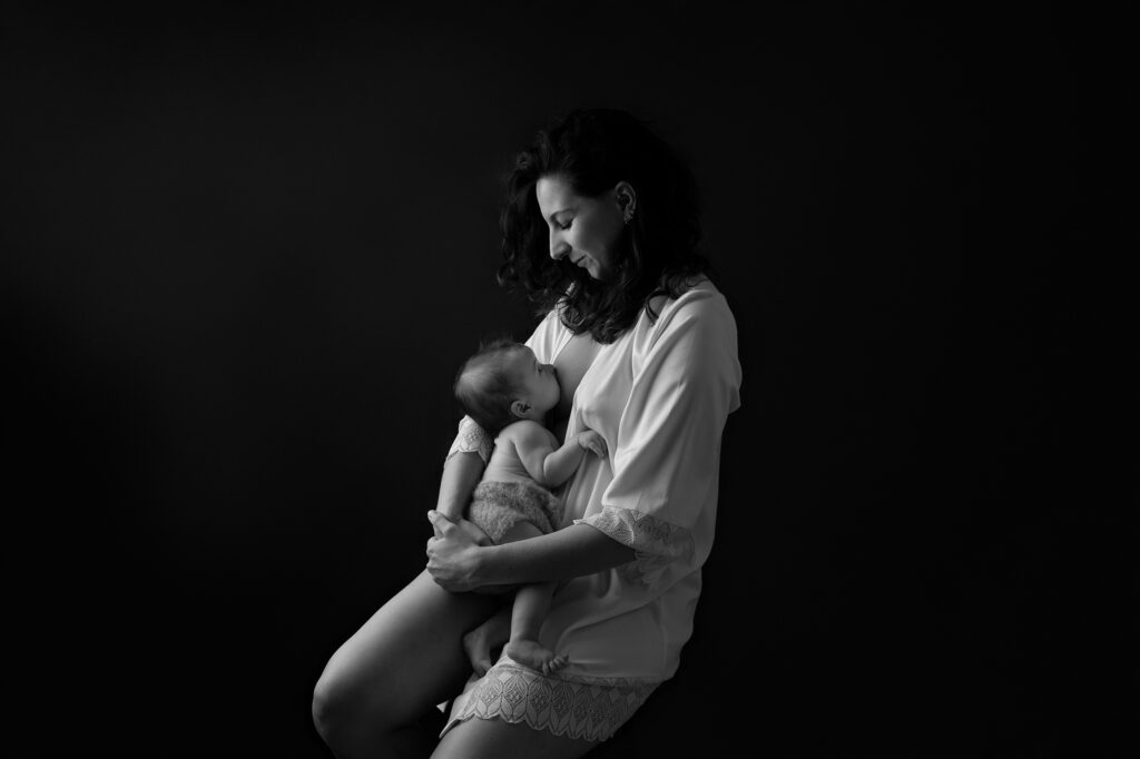 Maman allaitant son bébé photographe bébé Houilles photographe bébé Carrières-sur-Seine photographe bébé Yvelines photographe bébé Hauts-de-Seine photographe bébé Ile-de-France photographe bébé Paris séance photo bébé et allaitement photographe bébé Chatou photographe bébé Le Vésinet photographe bébé Rueil-Malmaison photographe bébé Nanterre