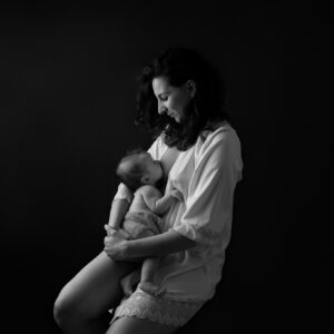 Maman allaitant son bébé photographe bébé Houilles photographe bébé Carrières-sur-Seine photographe bébé Yvelines photographe bébé Hauts-de-Seine photographe bébé Ile-de-France photographe bébé Paris séance photo bébé et allaitement photographe bébé Chatou photographe bébé Le Vésinet photographe bébé Rueil-Malmaison photographe bébé Nanterre