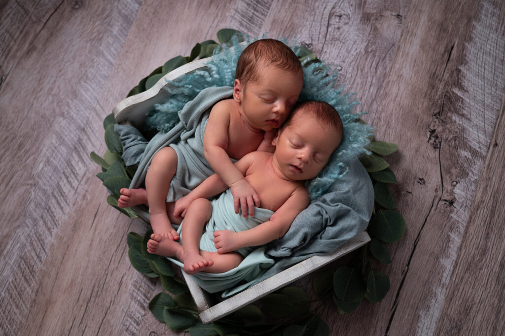 Jumeaux endormis dans une caisse  séance photo naissance Houilles Yvelines shooting naissance Houilles Yvelines photographe naissance Houilles Yvelines