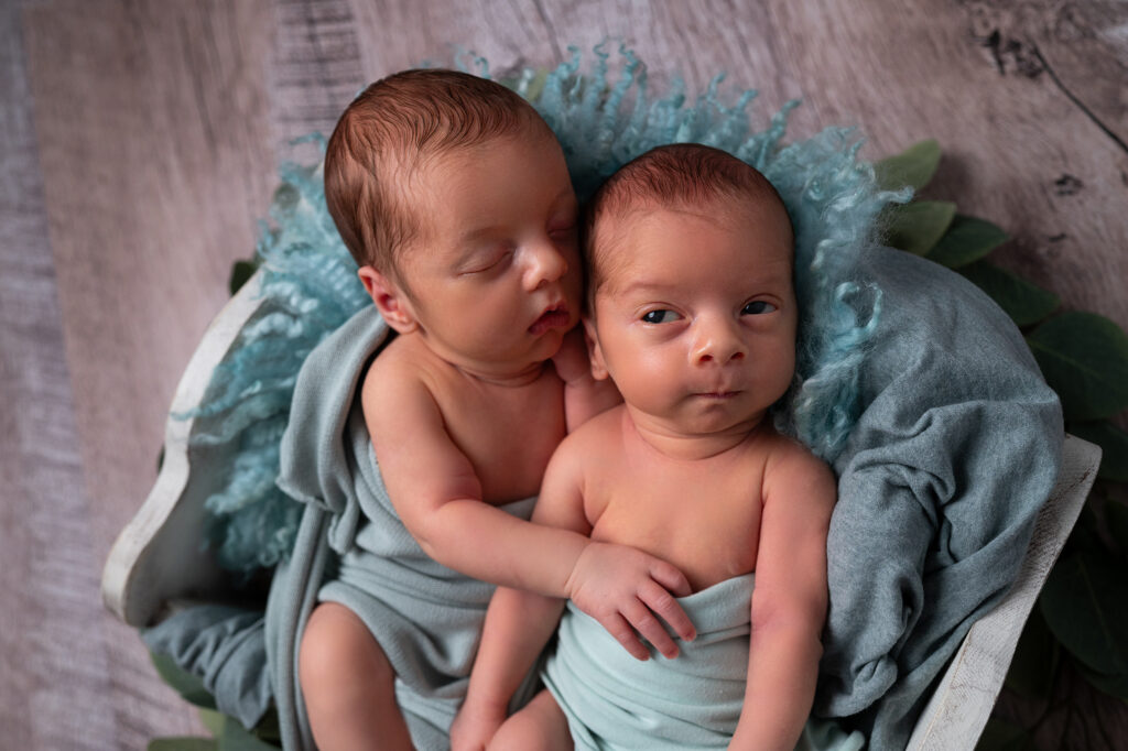 Jumeaux endormis dans une caisse  séance photo naissance Houilles Yvelines shooting naissance Houilles Yvelines photographe naissance Houilles Yvelines