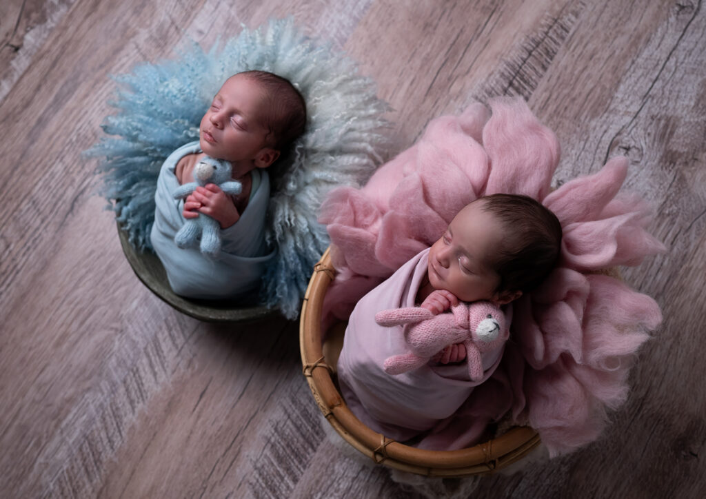 Jumeaux endormis dans des paniers séance photo naissance Houilles Yvelines shooting naissance Houilles Yvelines photographe naissance Houilles Yvelines