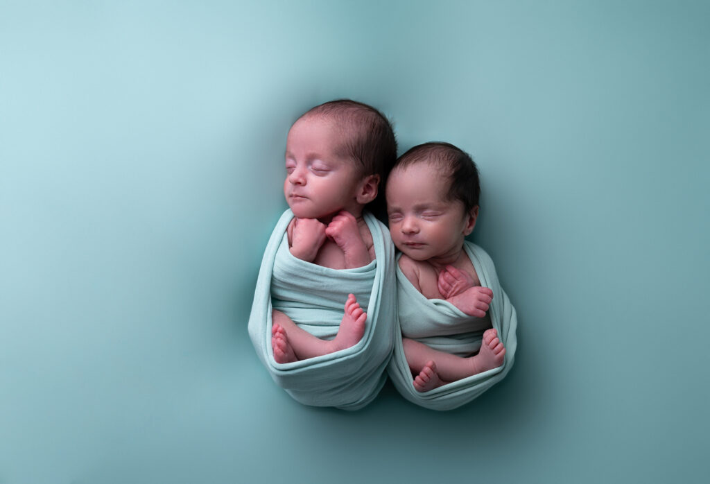 jumeaux endormis posing stand séance photo naissance Houilles Yvelines shooting naissance Houilles Yvelines photographe naissance Houilles Yvelines