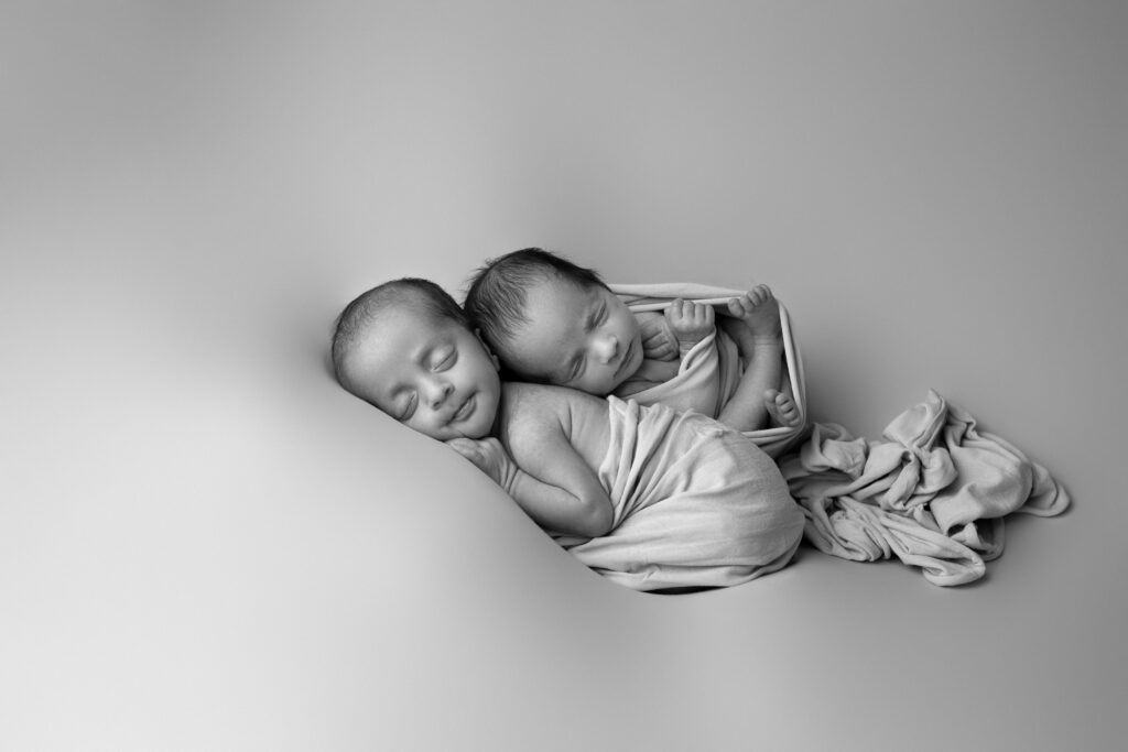 Le déroulement d'une séance photo jumeaux jumeaux endormis posing stand séance photo naissance Houilles Yvelines shooting naissance Houilles Yvelines photographe naissance Houilles Yvelines