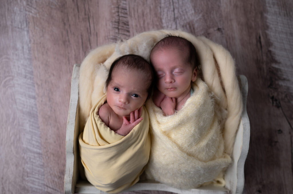 Le déroulement d'une séance photo jumeaux jumeaux endormis dans une caisse séance photo naissance Houilles Yvelines shooting naissance Houilles Yvelines photographe naissance Houilles Yvelines