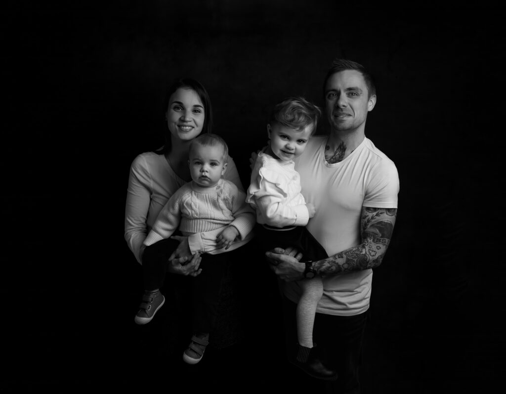 Photo de famille sur fond noir photographe famille Houilles Yvelines photographe famille Yvelines photographe famille Hauts de Seine photographe famille Val d'Oise photographe famille Ile de France photographe famille Paris