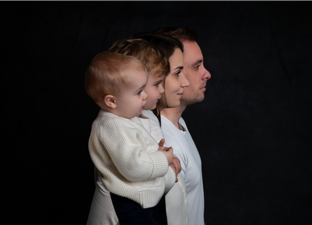 Profils photo de famille sur fond noir photographe famille Houilles Yvelines photographe famille Yvelines photographe famille Hauts de Seine photographe famille Val d'Oise photographe famille Ile de France photographe famille Paris