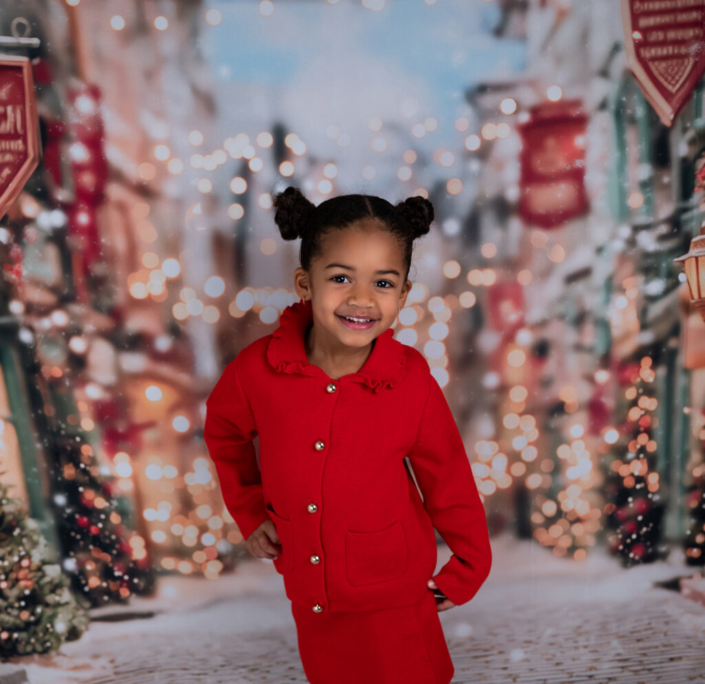 Petite fille debout décor de Noël Mini-séance de Noël Houilles Yvelines photographe famille Houilles photographe famille Yvelines photographe famille Hauts-de-Seine photographe famille Ile-de-France