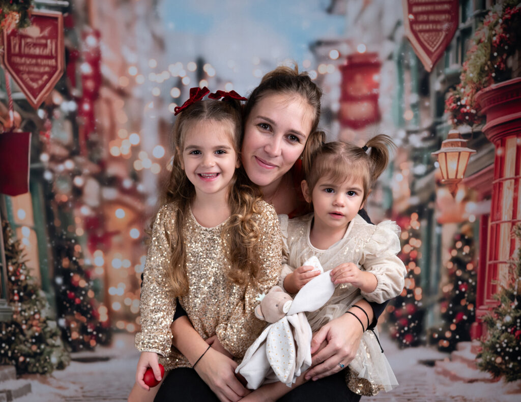 Photo de famille dans un décor de Noël Mini-séance de Noël Houilles Yvelines photographe famille Houilles photographe famille Yvelines photographe famille Hauts-de-Seine photographe famille Ile-de-France