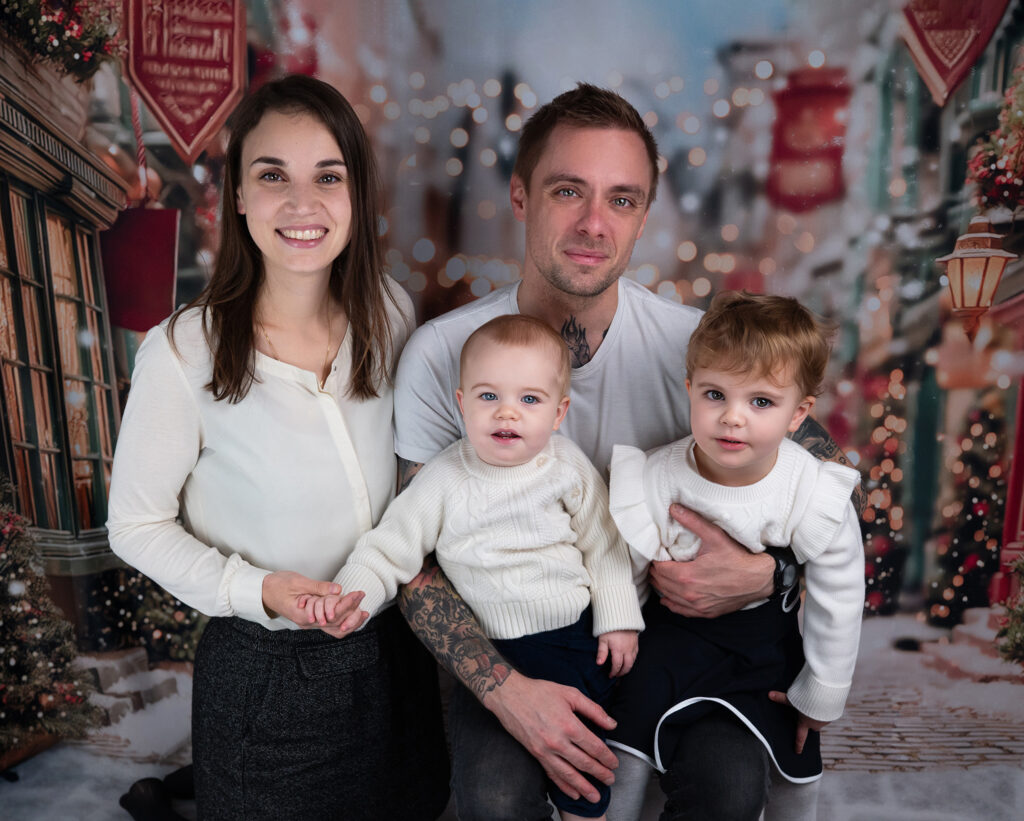 Photo de famille dans un décor de Noël Mini-séance de Noël Houilles Yvelines photographe famille Houilles photographe famille Yvelines photographe famille Hauts-de-Seine photographe famille Ile-de-France