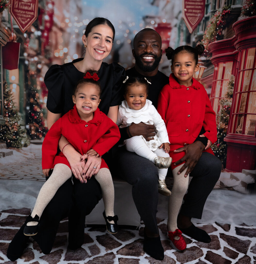 Photo de famille dans un décor de Noël mini-séance photos de Noël Houilles photographe famille Houilles photographe famille Yvelines