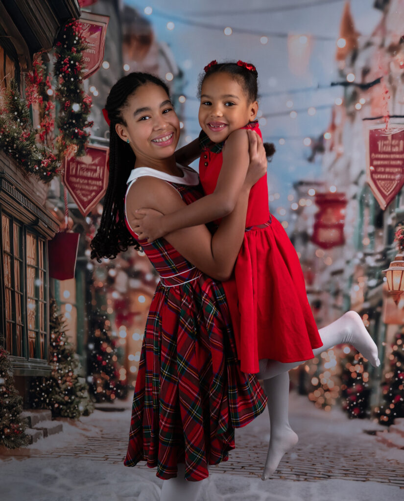 Deux sœurs posent ensemble décor de Noël Mini-séance de Noël Houilles Yvelines photographe famille Houilles photographe famille Yvelines photographe famille Hauts-de-Seine photographe famille Ile-de-France