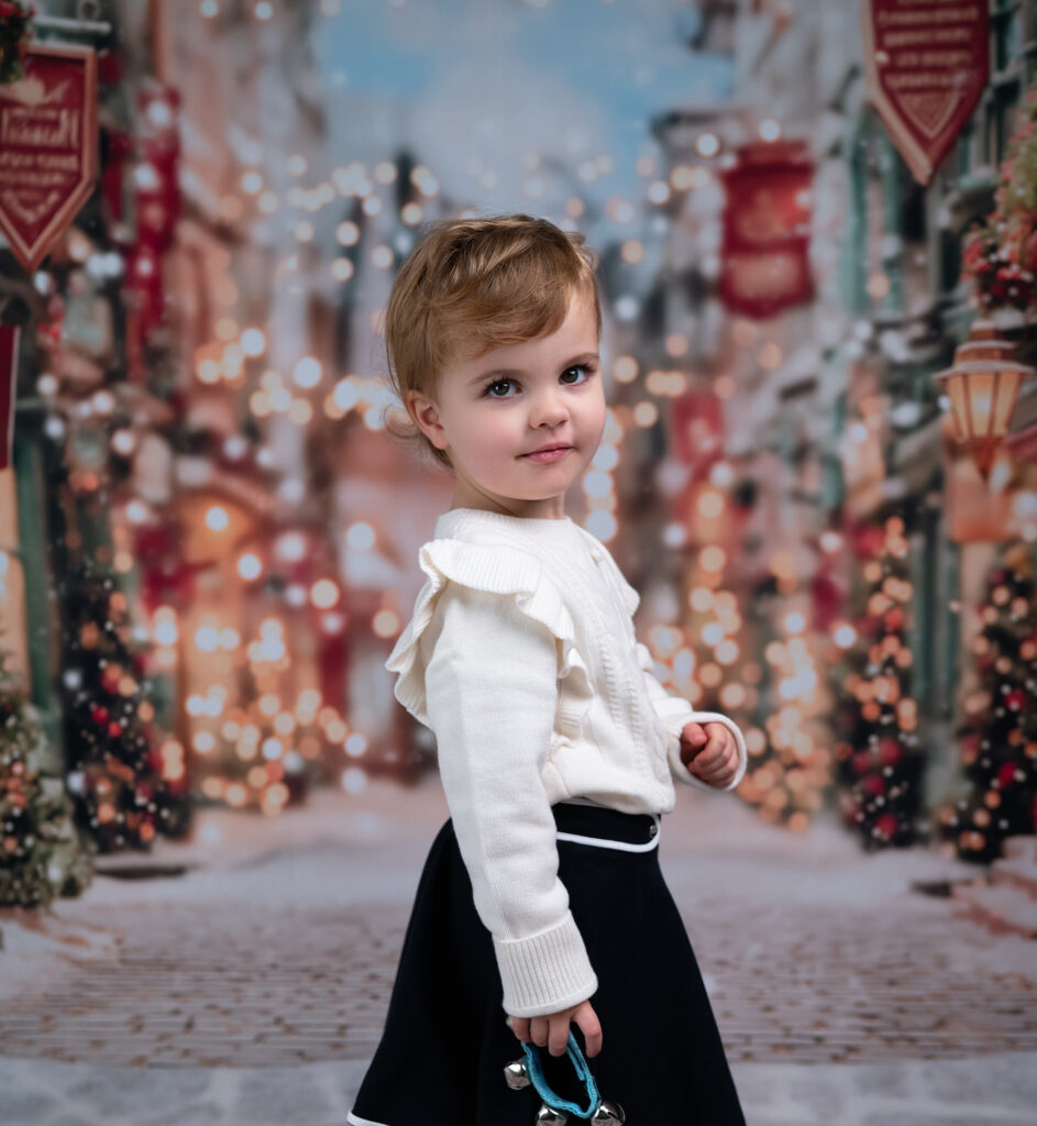 Petite fille debout décor de Noël Mini-séance de Noël Houilles Yvelines photographe famille Houilles photographe famille Yvelines photographe famille Hauts-de-Seine photographe famille Ile-de-France