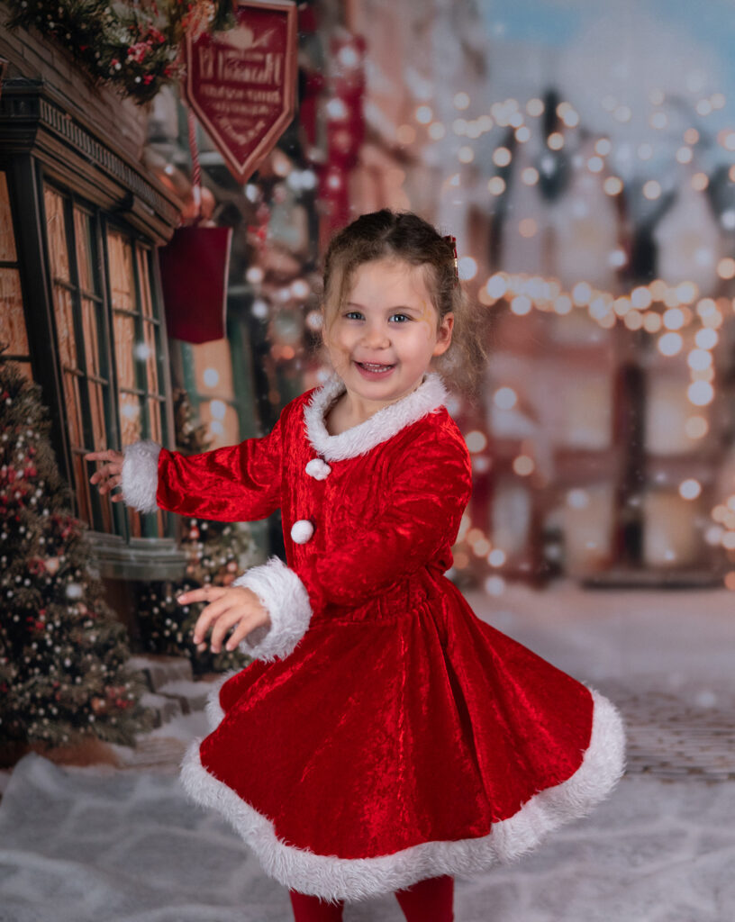Petite fille qui danse dans un décor de Noël Mini-séance de Noël Houilles Yvelines photographe famille Houilles photographe famille Yvelines photographe famille Hauts-de-Seine photographe famille Ile-de-France