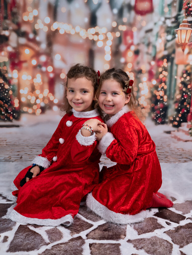 Deux sœurs posent ensemble décor de Noël Mini-séance de Noël Houilles Yvelines photographe famille Houilles photographe famille Yvelines photographe famille Hauts-de-Seine photographe famille Ile-de-France