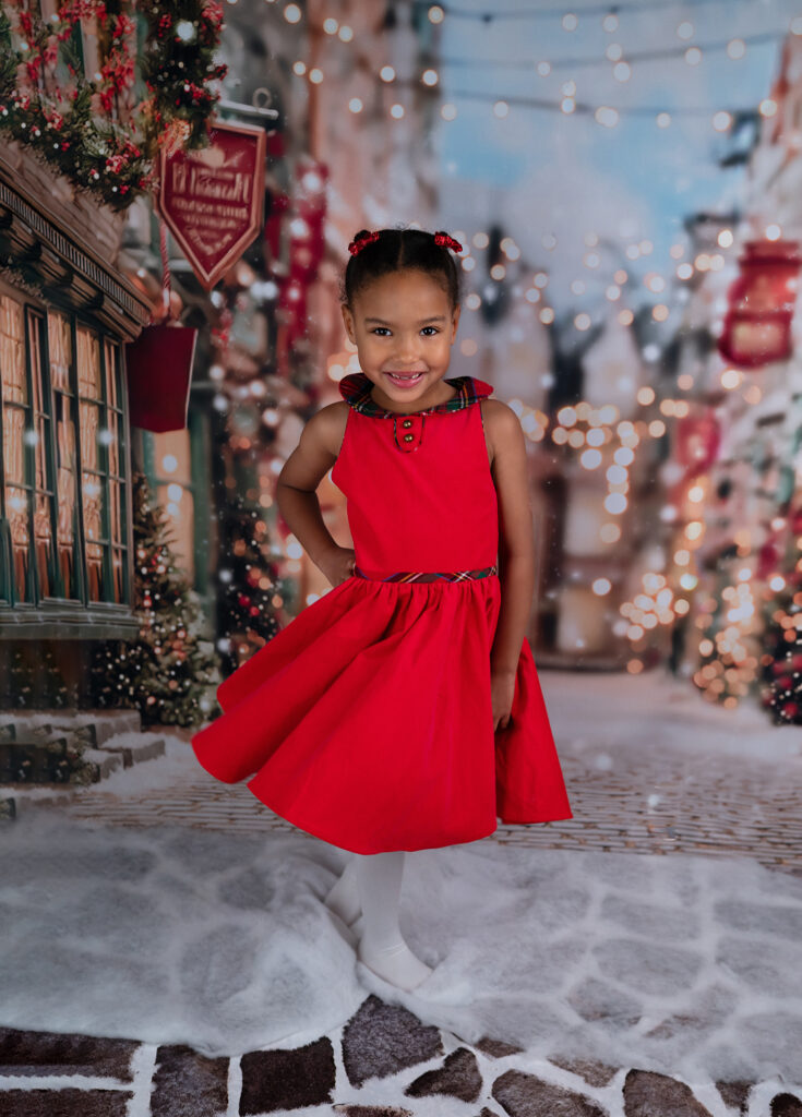 Petite fille debout décor de Noël Mini-séance de Noël Houilles Yvelines photographe famille Houilles photographe famille Yvelines photographe famille Hauts-de-Seine photographe famille Ile-de-France
