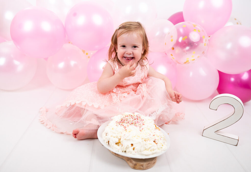 Petite fille de deux ans devant son gâteau séance photo smash the cake Houilles séance photo smash the cake Yvelines séance photo anniversaire Houilles séance photo anniversaire Yvelines séance photo anniversaire Ile de France séance photo anniversaire Paris