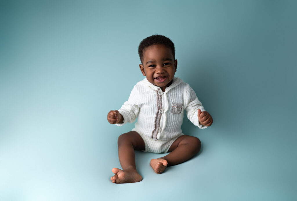 Bébé qui rigole sur fond vert séance photo smash the cake Houilles séance photo smash the cake yvelines séance photo anniversaire Houilles séance photo anniversaire Yvelines séance photo anniversaire Ile de France séance photo anniversaire Paris