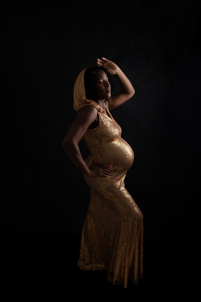 Femme enceinte robe dorée à paillettes. Le déroulement d'une séance photo grossesse à Houilles. photographe grossesse Houilles shooting grossesse Houilles photographe grossesse yvelines shooting grossesse yvelines photographe grossesse hauts de seine shooting grossesse hauts de seine photographe grossesse val d'oise shooting grossesse val d'oise photographe grossesse paris shooting grossesse paris