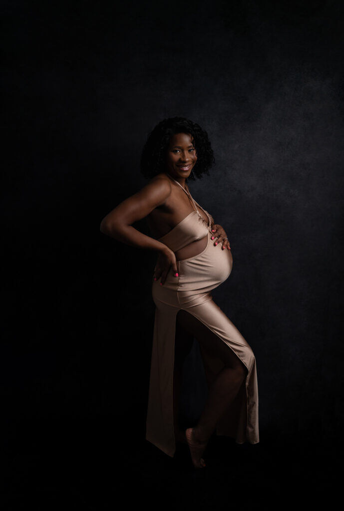 Femme enceinte robe beige clair obscur sur fond noir photographe grossesse Houilles shooting grossesse Houilles photographe grossesse Yvelines shooting grossesse Yvelines photographe grossesse Sartrouville shooting grossesse Sartrouville photographe grossesse Chatou shooting grossesse Chatou photographe grossesse Carrières-sur-Seine shooting grossesse Carrières-sur-Seine photographe grossesse Hauts de Seine photographe grossesse Paris shooting grossesse Paris shooting grossesse Val d'Oise photographe grossesse Val d'Oise photographe grossesse Versailles