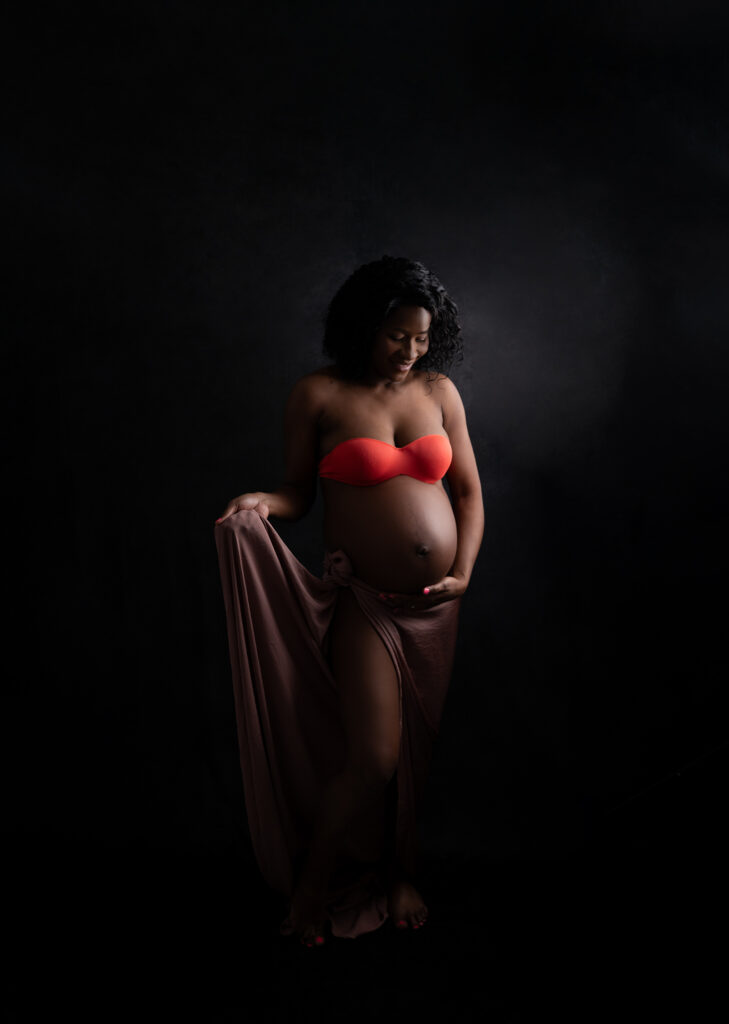 Femme enceinte bandeau rouge voile rose clair obscur sur fond noir photographe grossesse Houilles shooting grossesse Houilles photographe grossesse Yvelines shooting grossesse Yvelines photographe grossesse Sartrouville shooting grossesse Sartrouville photographe grossesse Chatou shooting grossesse Chatou photographe grossesse Carrières-sur-Seine shooting grossesse Carrières-sur-Seine photographe grossesse Hauts de Seine photographe grossesse Paris shooting grossesse Paris shooting grossesse Val d'Oise photographe grossesse Val d'Oise photographe grossesse Versailles